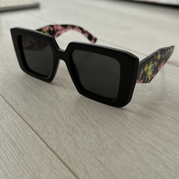 Prada sunglasses - Picture 6 of 6